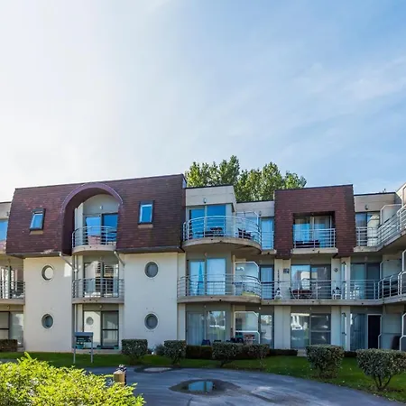 Modern With Terrace & Public Pool Apartment *